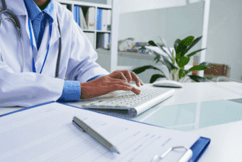 доктор печатает на клавиатуре план лечения паранойи